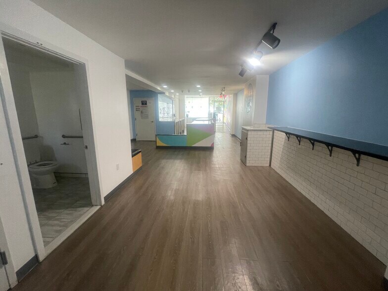 More Photos Of 2813 Ditmars Blvd, Astoria Storefront Retail Residential For Lease