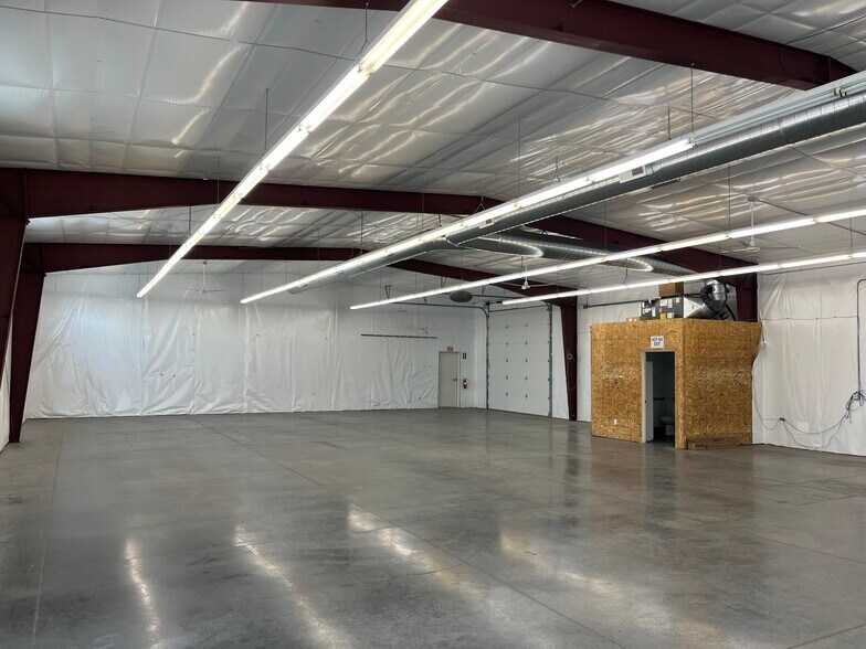 More Photos Of 1893 Airport Way, Richland Distribution For Lease