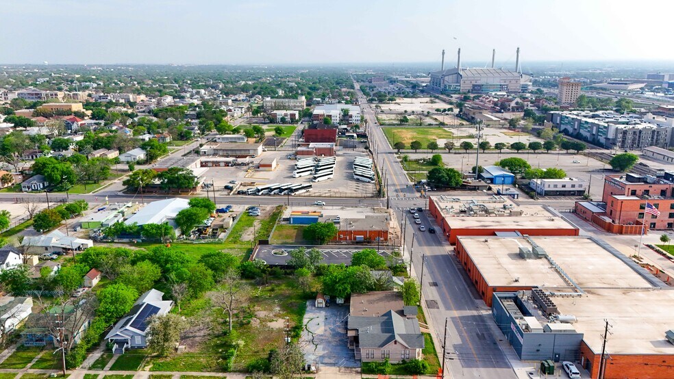 More Photos Of 1403 E Houston St, San Antonio Flex For Lease