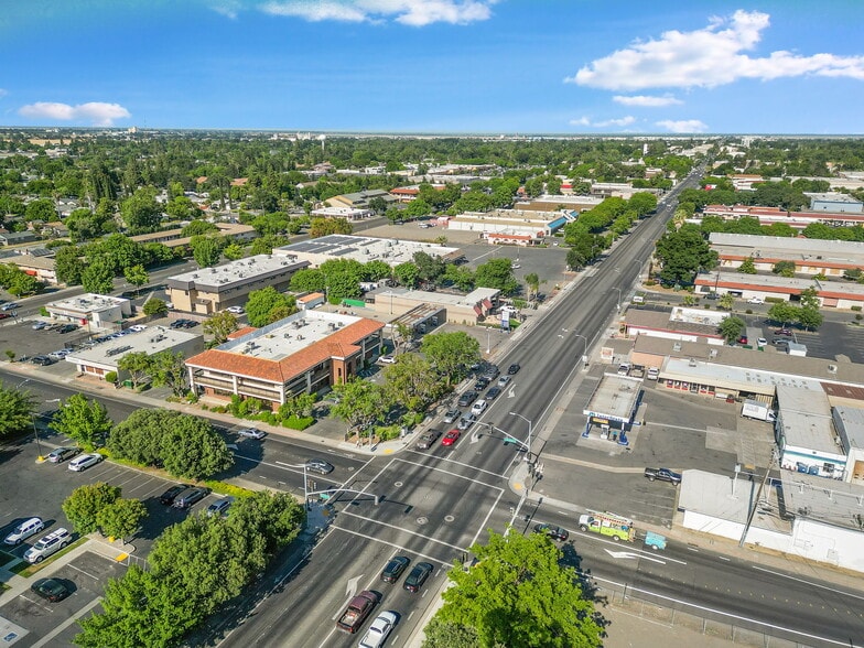 More Photos Of 250 W Main St, Woodland Office For Lease