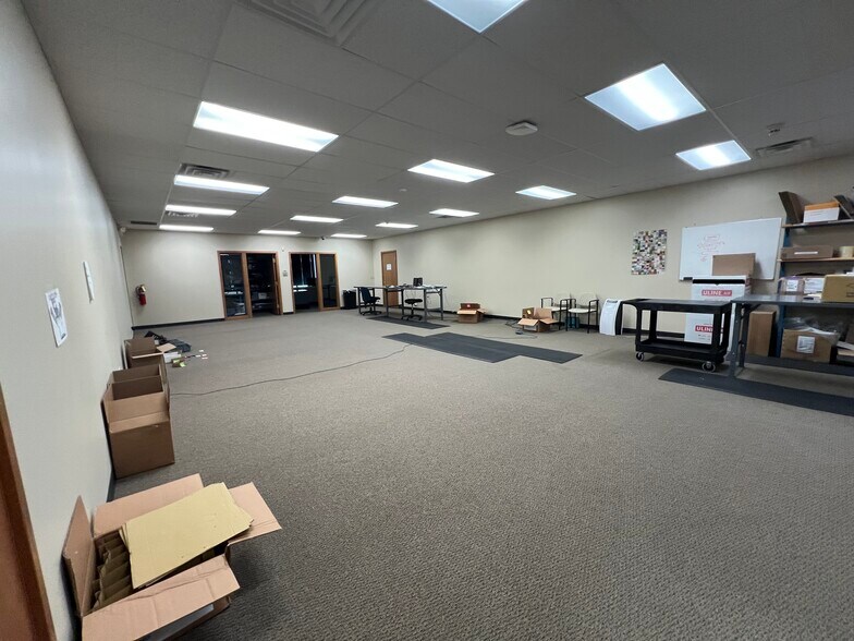 More Photos Of W223N608 Saratoga Dr, Waukesha Office For Sale