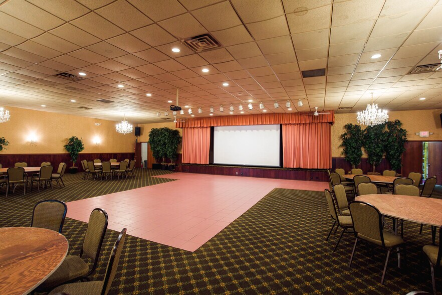 More Photos Of 720 N Wisconsin Ave, Elkhorn Restaurant For Sale