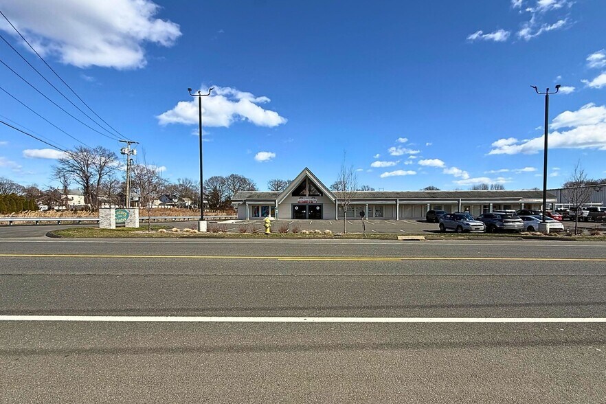 More Photos Of 300 Ferry Blvd, Stratford Freestanding For Lease