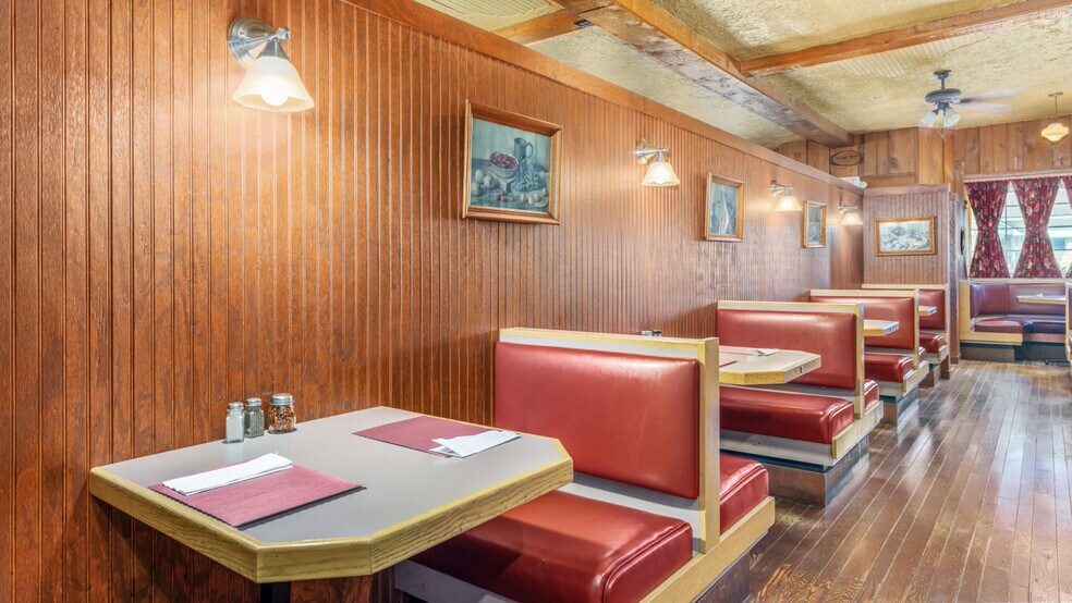 More Photos Of 1100 Vulcan St, Iron Mountain Warehouse For Sale