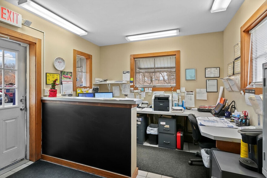 More Photos Of 3 Lower Rd, Lincoln Auto Repair For Sale