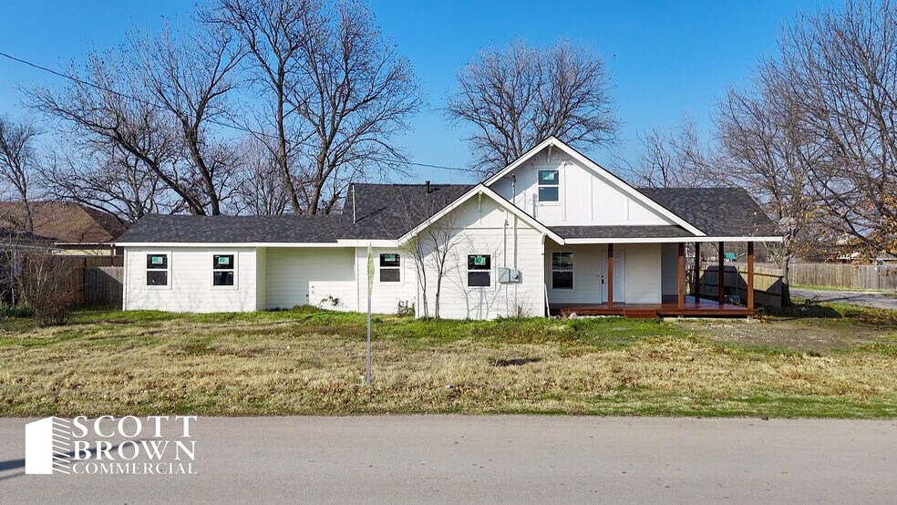 Primary Photo Of 401 Elm St, Sanger Medical For Sale