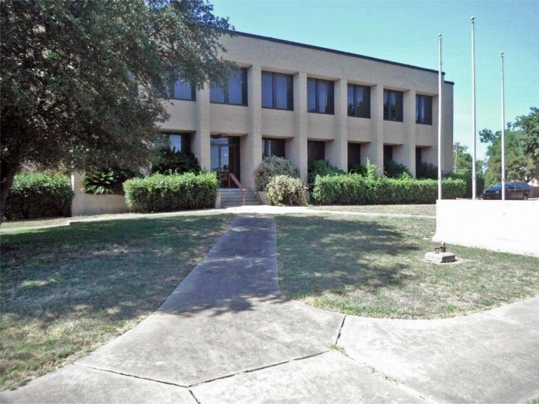 More Photos Of 401 E Washington Ave, Navasota Office For Sale