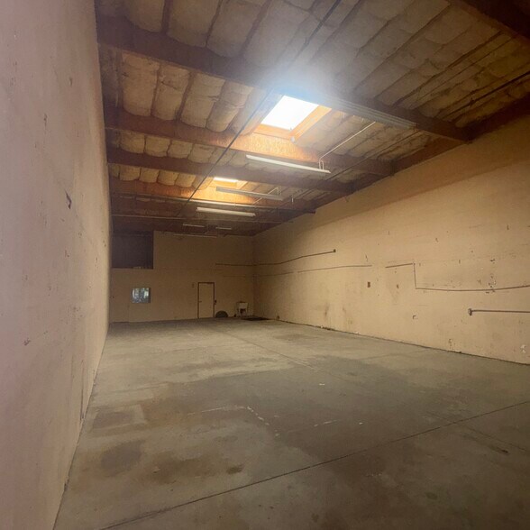 More Photos Of 46341 Commerce St, Indio Warehouse For Lease