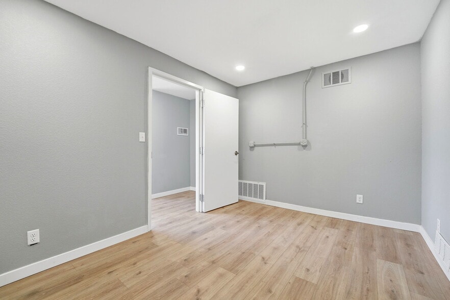 More Photos Of 2513-2515 E Willamette Ave, Colorado Springs Manufacturing For Lease