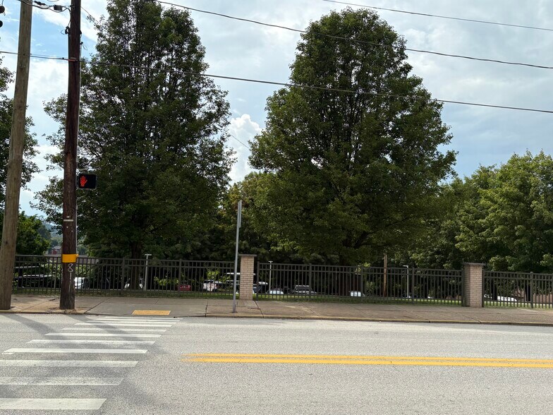 More Photos Of 518 Main St, Wheeling Showroom For Sale