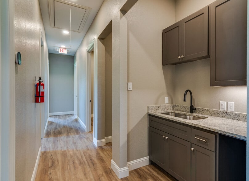 More Photos Of 7720 Rufe Snow Dr, North Richland Hills Medical For Lease