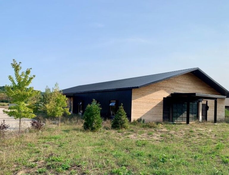 More Photos Of 7334 E Duck Lake Rd, Lake Leelanau Showroom For Lease