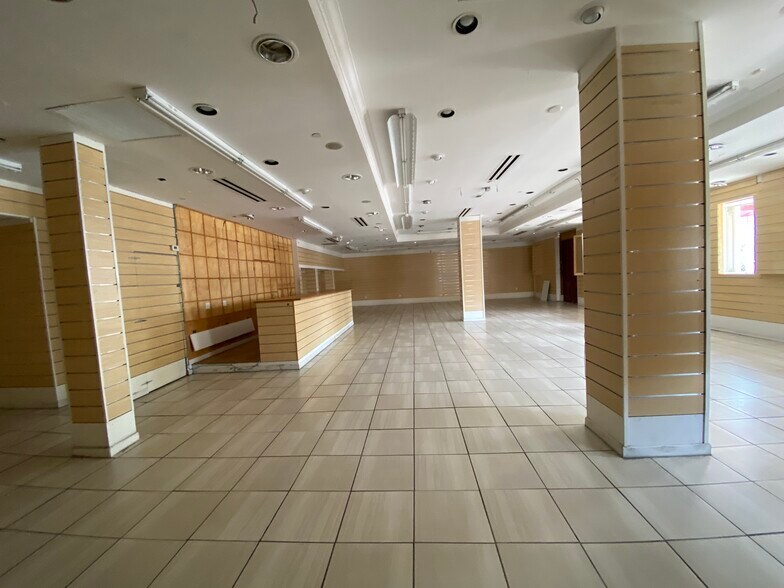 More Photos Of 400 Front St, Key West Storefront For Lease