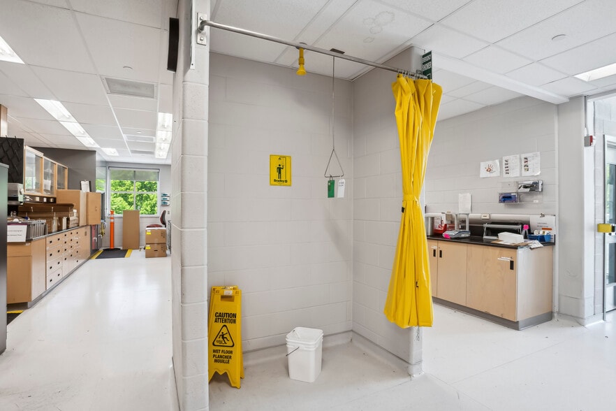 More Photos Of 999 Collip Cir, London Schools For Lease