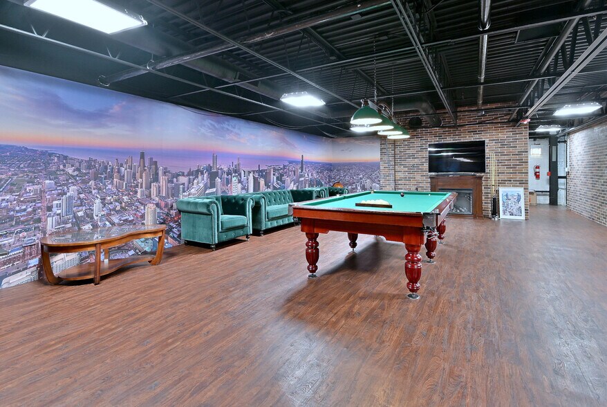 More Photos Of 2100 W 21st St, Broadview Light Manufacturing For Lease