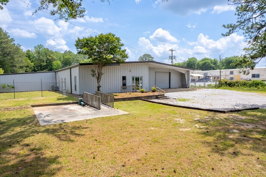 More Photos Of 835 McEntire Ln, Decatur Industrial For Sale