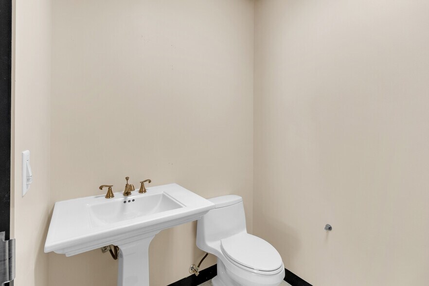 More Photos Of 1125 Cypress Station Dr, Houston Medical For Lease