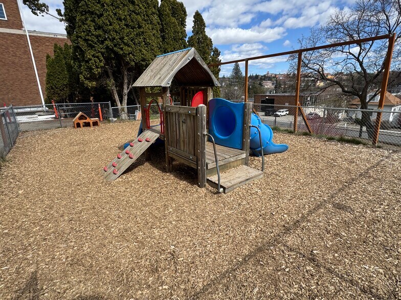 More Photos Of 115 NW State St, Pullman Loft Creative Space For Sale