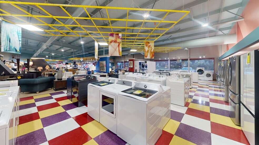 More Photos Of 2013 N 13th St, Rogers Freestanding For Sale