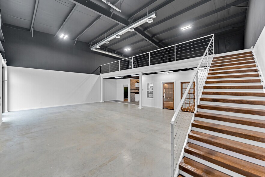 More Photos Of 13021 Harmon Rd, Fort Worth Flex For Lease