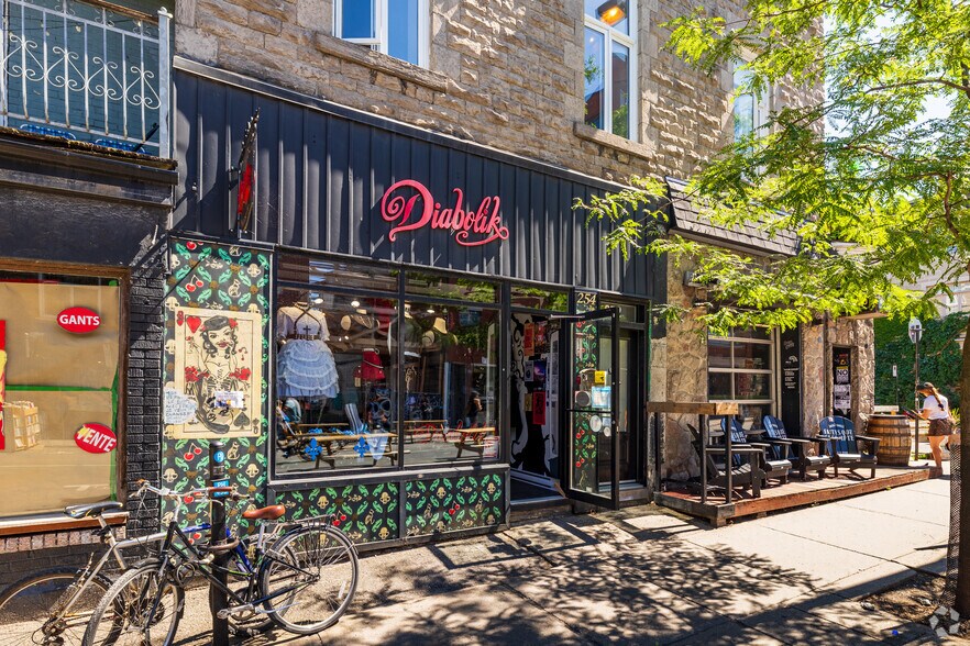 Primary Photo Of 250-252 Av Du Mont-Royal E, Montréal Storefront Retail Residential For Sale