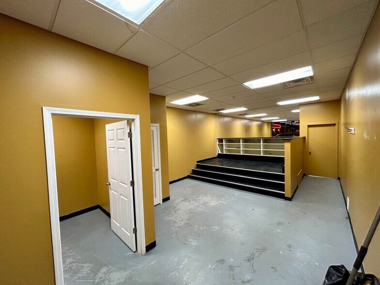 More Photos Of 709 S 5th Ave, Maywood Unknown For Lease