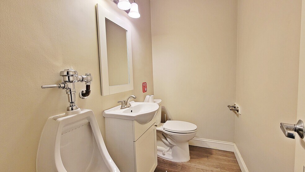 More Photos Of 2611 S Shirlington Rd, Arlington Warehouse For Lease