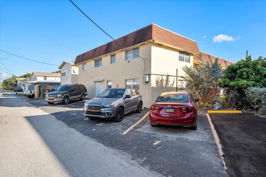More Photos Of 701 NE 8th St, Hallandale Beach Apartments For Sale