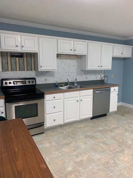 More Photos Of 1031 S Main St, Woodstock Medical For Sale