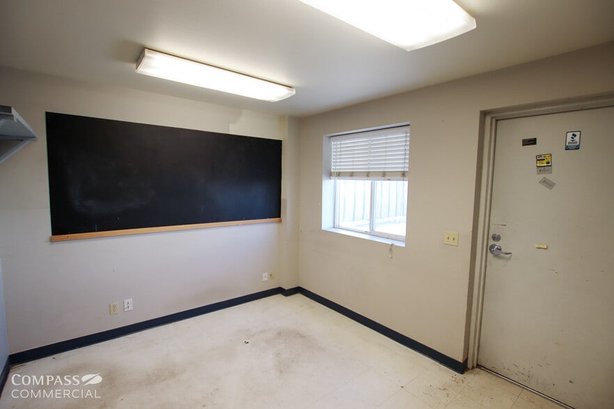 More Photos Of 62980 Boyd Acres Rd, Bend Warehouse For Lease