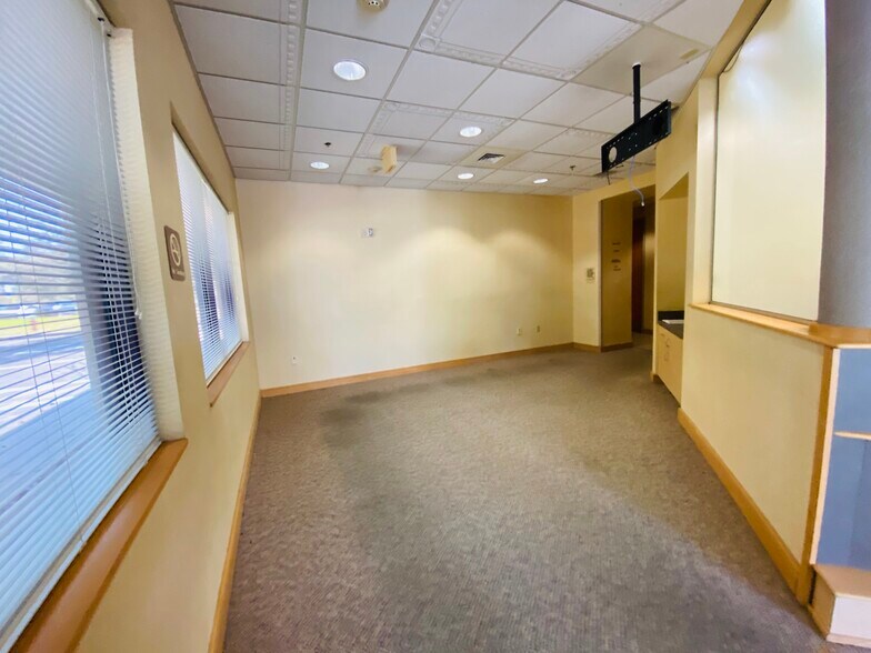 More Photos Of 404 Hall of Fame Dr, Lake City Medical For Lease