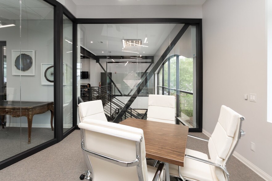 More Photos Of 17108 Mack Ave, Grosse Pointe Office For Lease