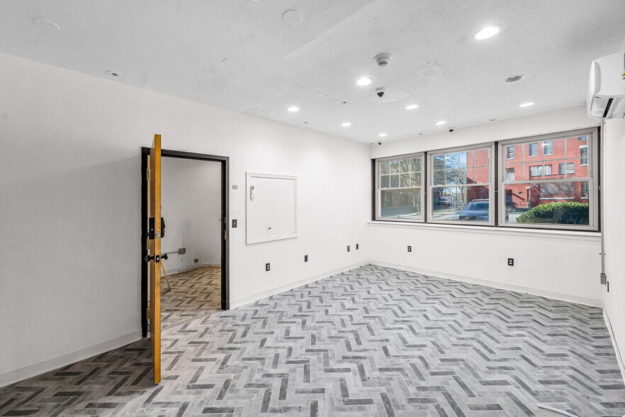 More Photos Of 15 Main St, Holyoke Medical For Lease