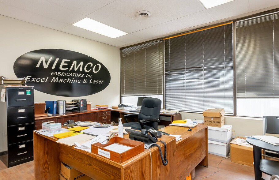 More Photos Of 1604 Northwestern Pky, Louisville Manufacturing For Sale