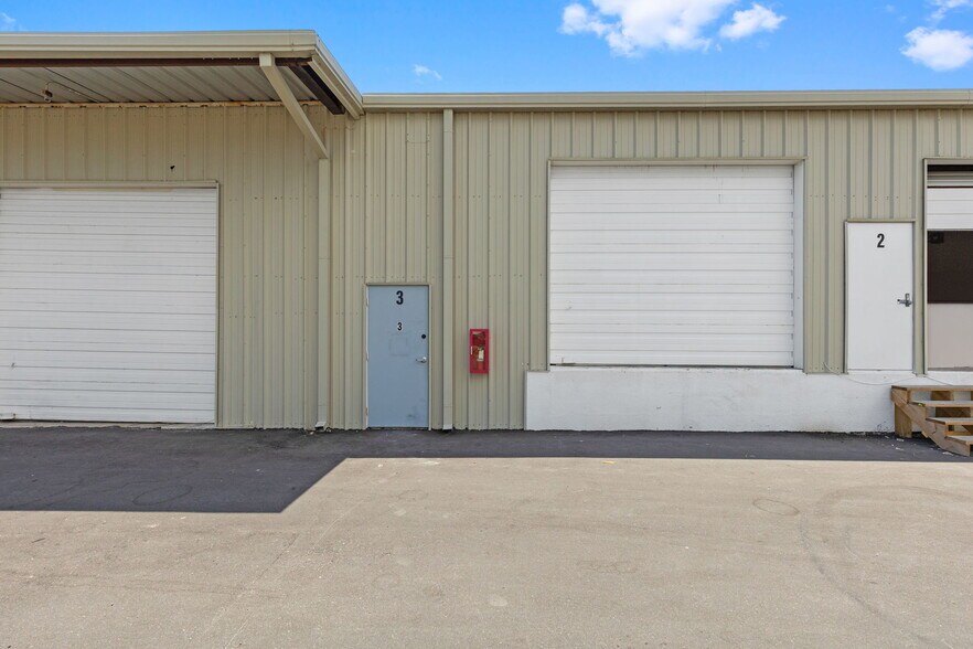 More Photos Of 10525 Oak St NE, Saint Petersburg Light Manufacturing For Lease