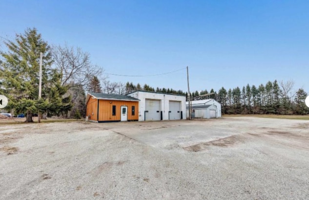 Primary Photo Of 2584 Bay Settlement Rd, Green Bay Auto Repair For Sale