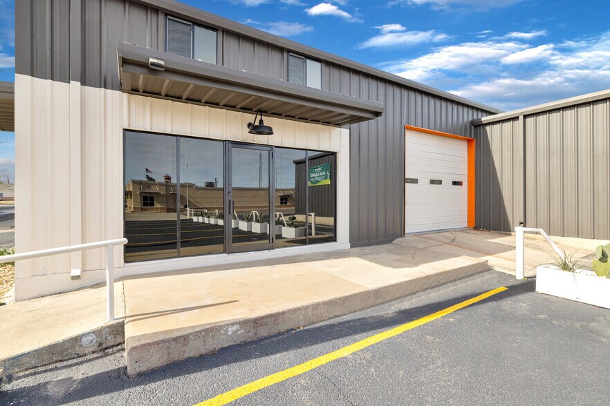 More Photos Of 408 S Main St, Lampasas Light Distribution For Sale