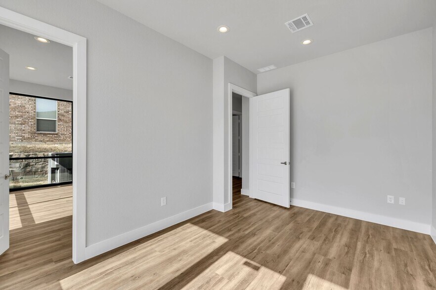 More Photos Of 1701 Fountainview Dr, Mansfield Office For Sale