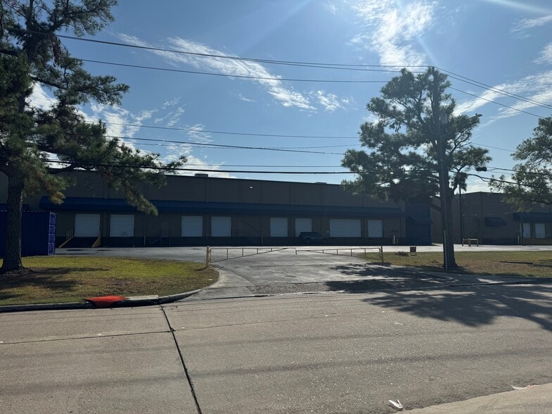 More Photos Of 4005-4007 W 11th St, Houston Distribution For Lease