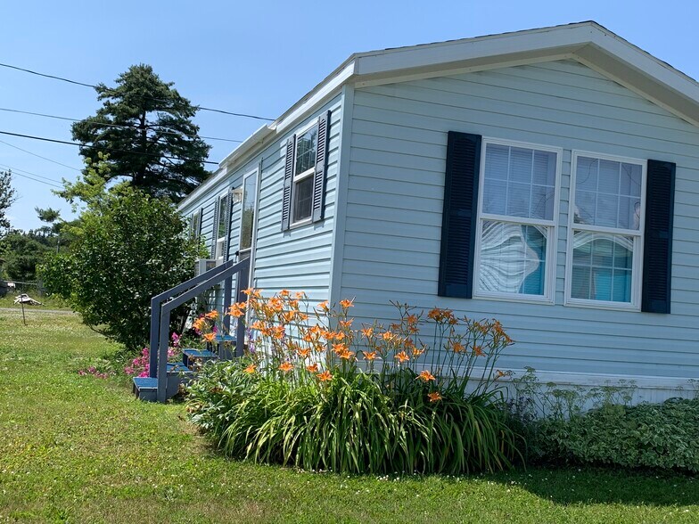 Primary Photo Of 3 1st St, Houlton Manufactured Housing Mobile Home Park For Sale