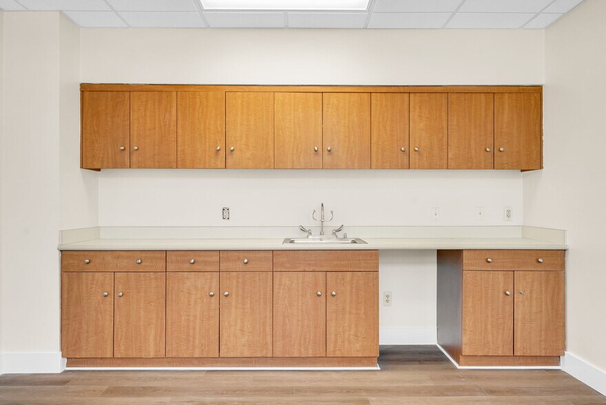 More Photos Of 19725 Allen Rd, Brownstown Twp Medical For Lease