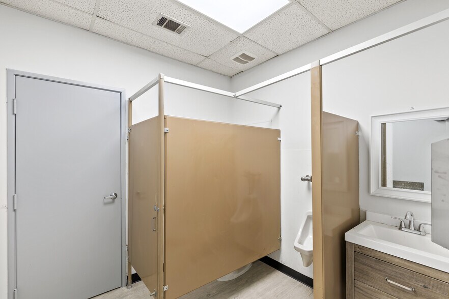 More Photos Of 10823 Sanden Dr, Dallas Flex For Lease