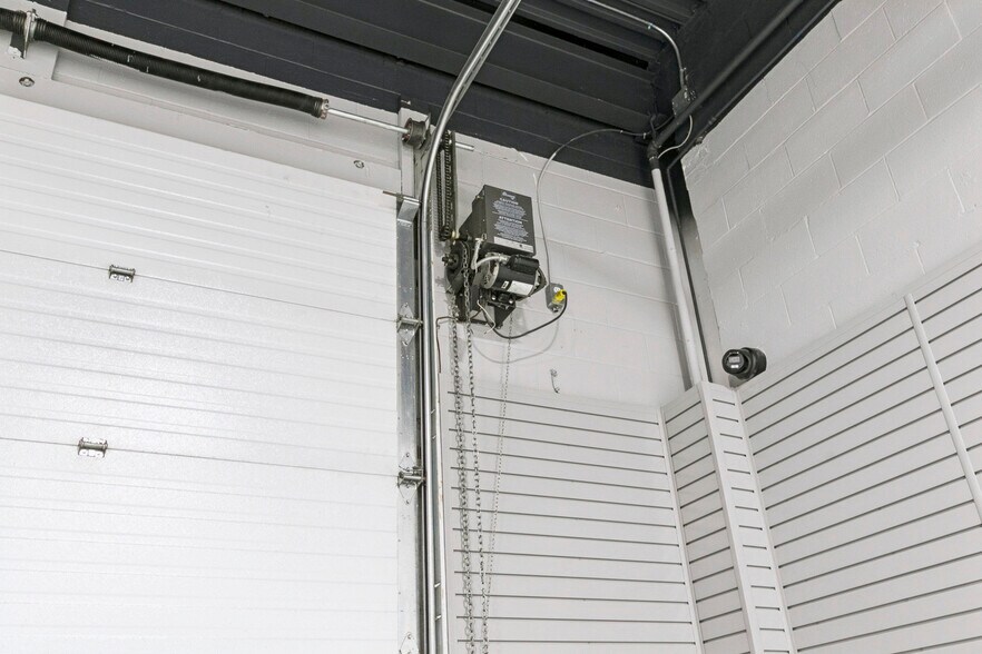 More Photos Of 2721 Markham Rd, Toronto Showroom For Lease
