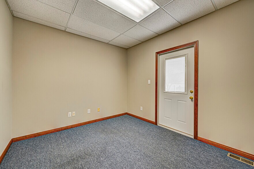 More Photos Of 4582 Northwest Plaza West Dr, Zionsville Office For Lease