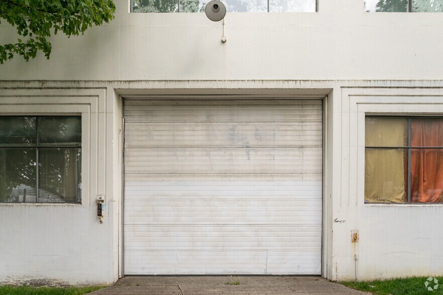 More Photos Of 11 E 4th Ave, Vancouver Warehouse For Lease