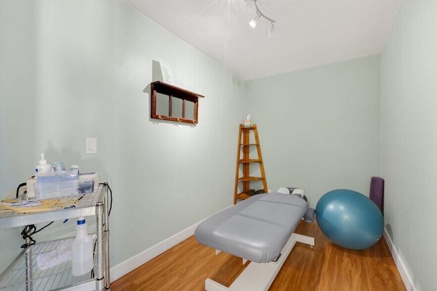 More Photos Of 10738 Riverside Dr, North Hollywood Medical For Lease