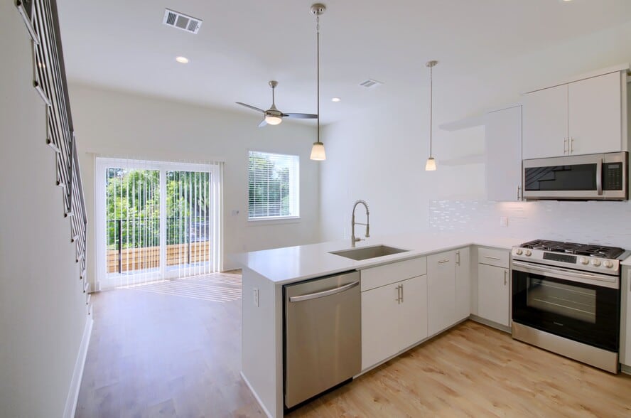 More Photos Of 6001 Bolm Rd, Austin Apartments For Sale