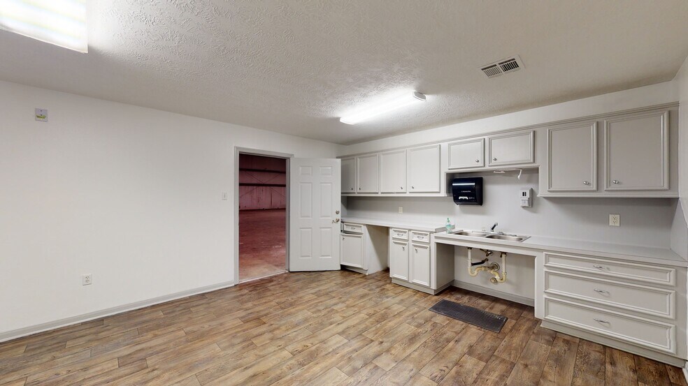 More Photos Of 2624 Wilson Rd, Humble Warehouse For Lease