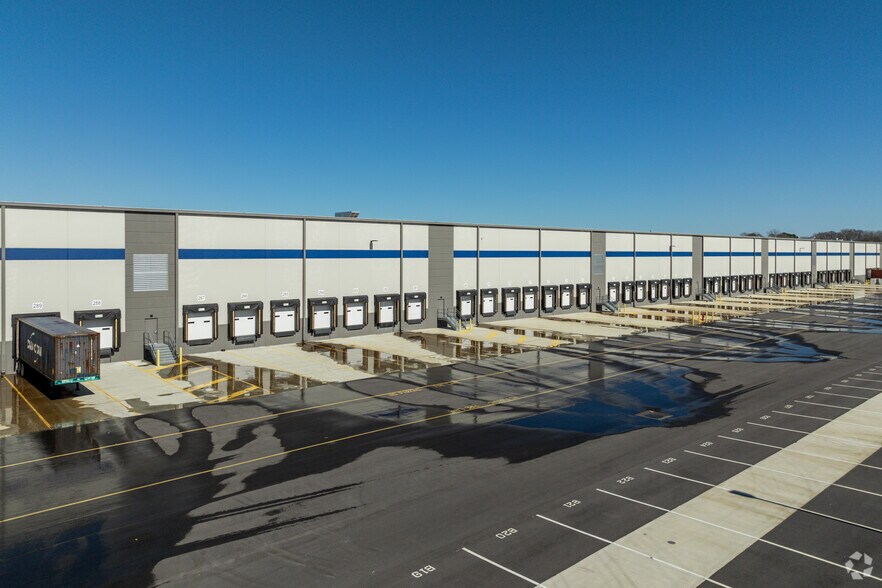 More Photos Of 271 Benton Road, Suffolk Distribution For Lease