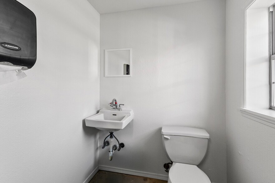 More Photos Of 17490 US Highway 69 S, Tyler Showroom For Sale